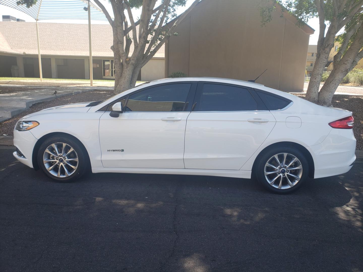 2017 WHITE /black Ford Fusion Hybrid SE hybrid (3FA6P0LUXHR) with an 2.4L L4 DOHC 16V engine, 6-Speed Automatic transmission, located at 323 E Dunlap Ave., Phoenix, AZ, 85020, (602) 331-9000, 33.567677, -112.069000 - 2017 Ford Fusion Hybrid SE,......EXCELLENT condition, A Real Must See!!.... No accidents, Power everything, Stereo/cd player, Phone sync, Bluetooth, Satellite compatible, Ice cold ac, Clean Black interior with Black cloth seats in near perfect condition, power windows, power door locks, Gorgeous tin - Photo#6